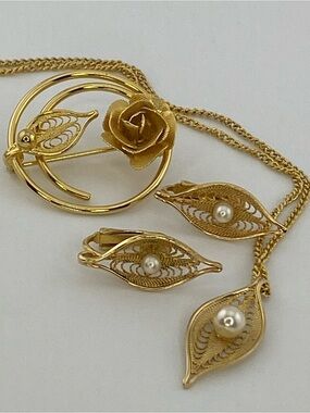 Sarah Coventry Vintage Set Necklace Earrings Brooch